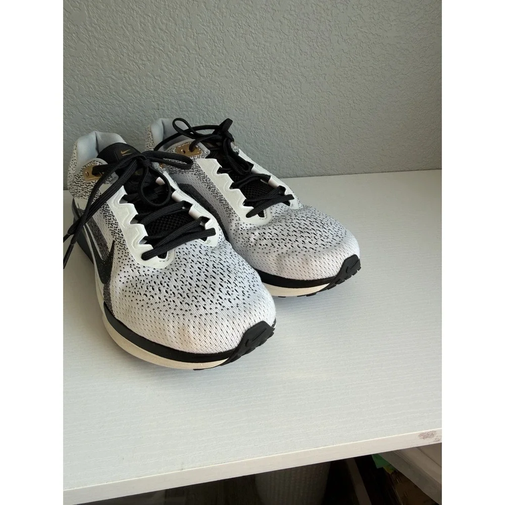 Nike Air Winflo 11 SE Mens US 9.5 White Black Metallic Gold HQ7975-100